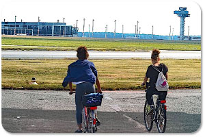 Flughafen BER Radfahrer