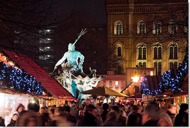 Weihnachtsmarkt vor dem Roten Rathaus