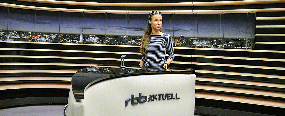 Berliner Medienportal mit Moderatorin