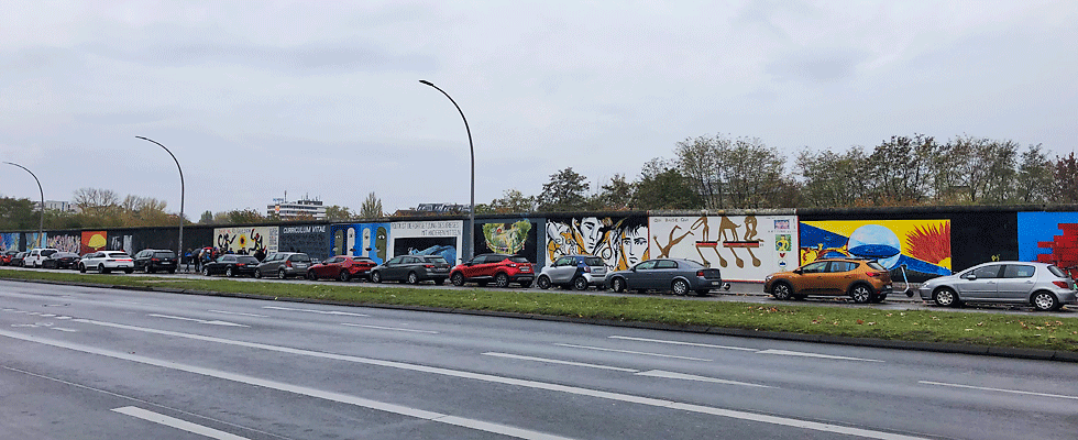 Bus parken auf dem Busparkplatz East Side Gallery