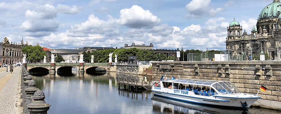 Dampferanlegestelle Schloßbrücke in Berlin