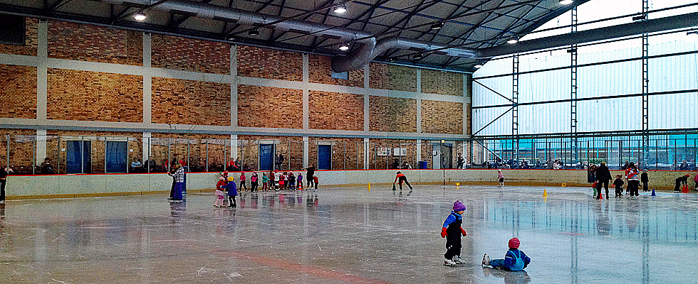 Training zum Eislaufen in der Eissporthalle II Sportforum Hohenschönhausen