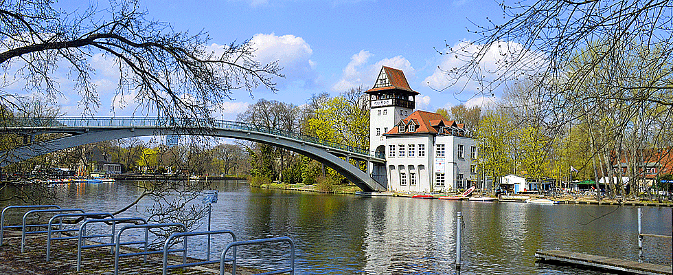 Insel Berlin mit Brücke