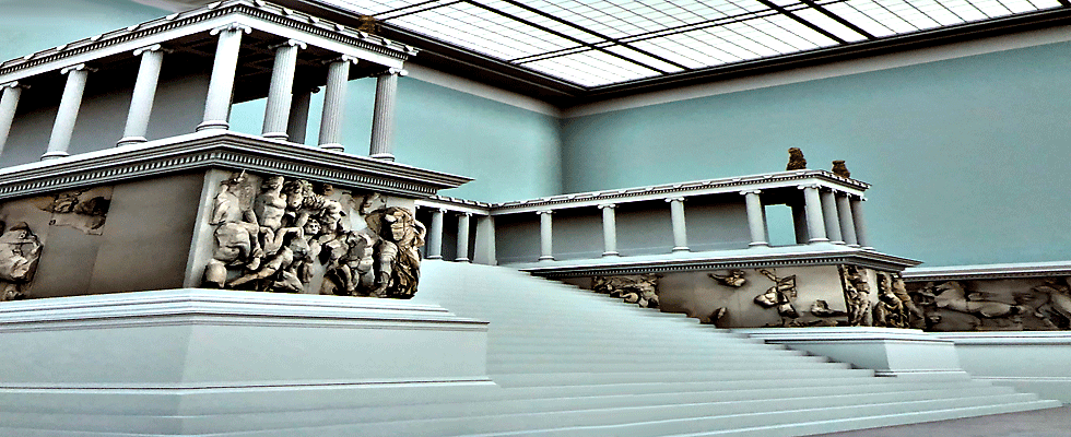 Pergamonaltar im Pergamonmuseum in Berlin